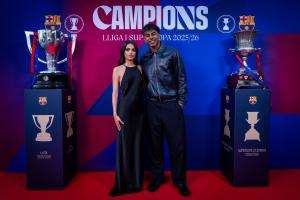公开恋情！亚马尔与新女友一起参加巴萨庆功晚宴